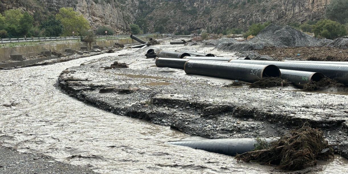 la-crecida-del-rio-guadalfeo-se-lleva-los-materiales-de-las-canalizaciones-de-rules-los-regantes-temen-retrasos-en-las-obras