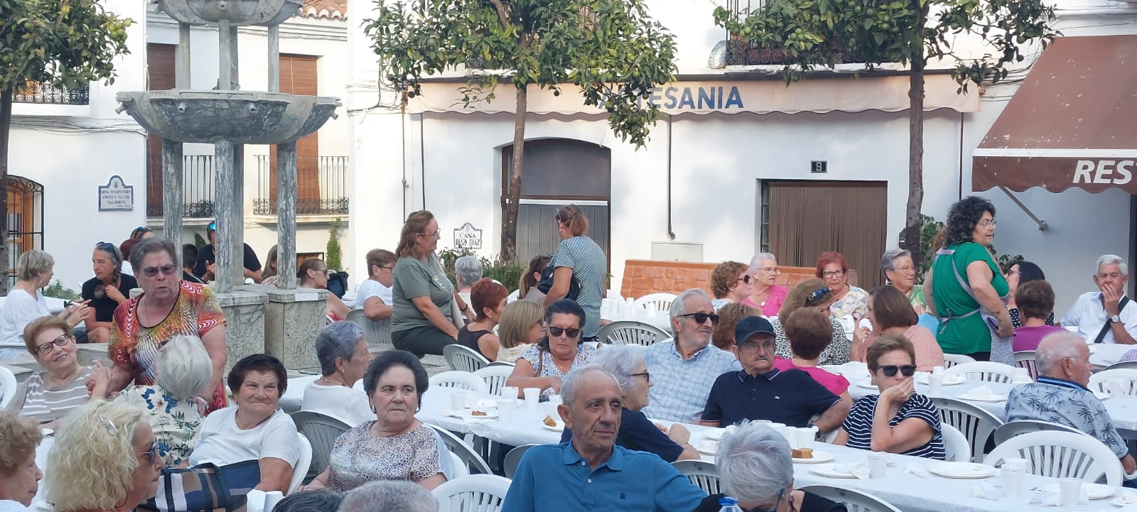 salobrena-celebra-el-inicio-de-las-fiestas-a-la-virgen-del-rosario-con-una-merienda-para-mayores