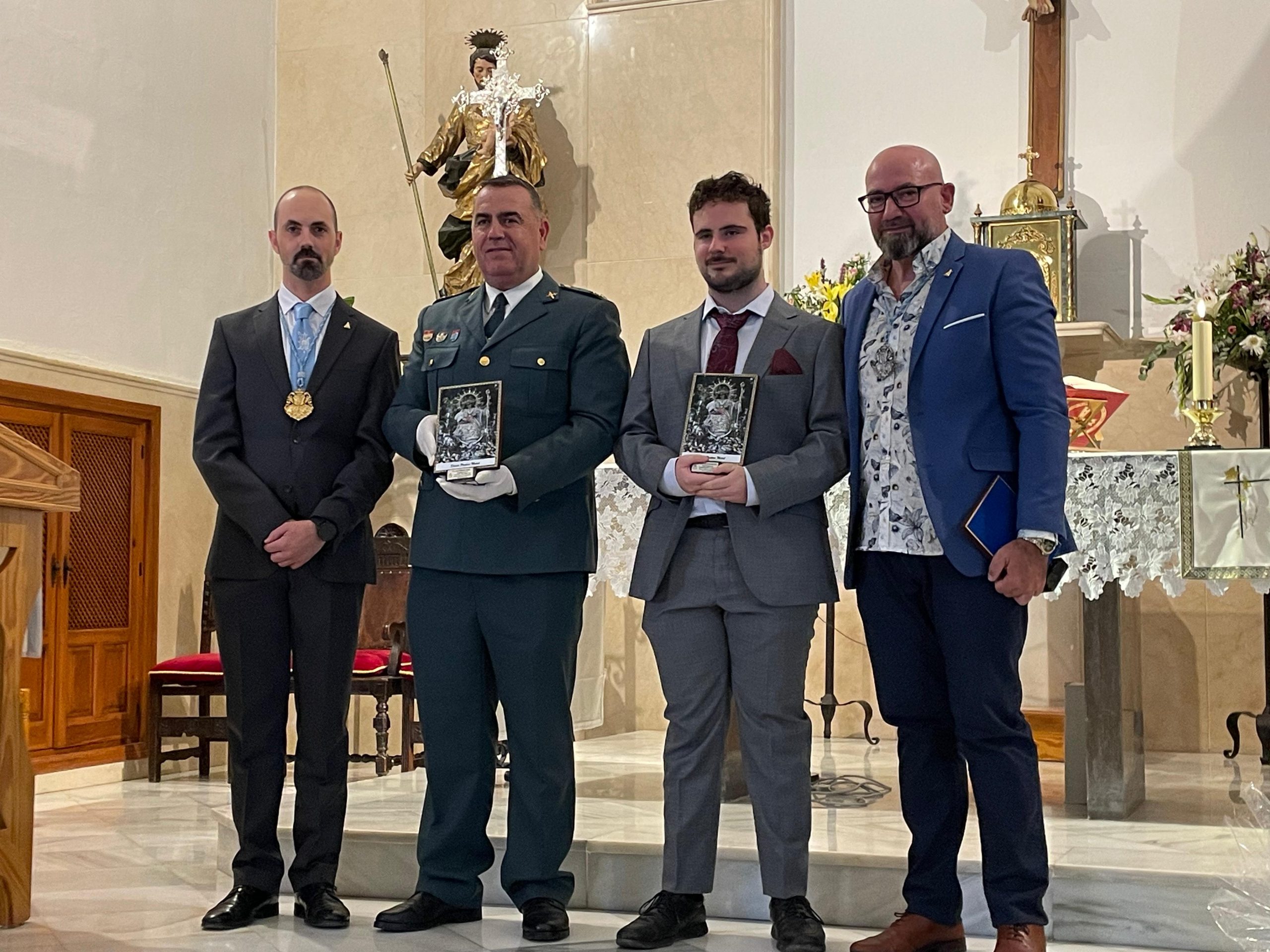 la-hermandad-de-la-divina-pastora-de-motril-celebra-emotiva-ofrenda-floral-con-la-imposicion-de-la-cruz-del-merito-de-la-guardia-civil-y-la-presentacion-de-la-marcha-petala-a-la-reina-de-capuchinos