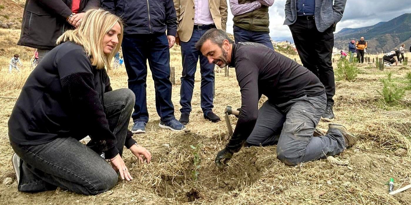 restaurar-el-entorno-y-reducir-la-huella-de-carbono-en-granada-motivo-de-la-reforestacion-en-la-capital