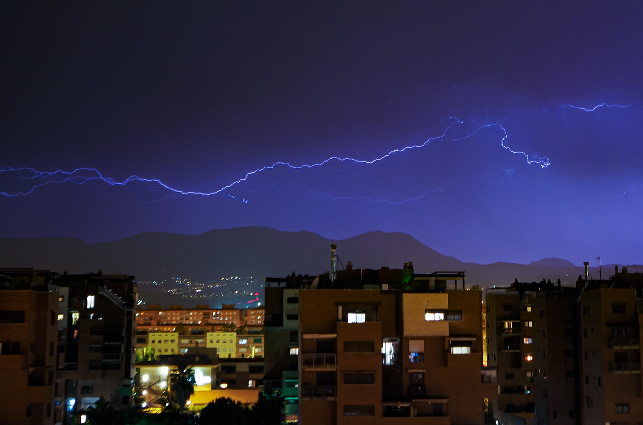 la-alerta-naranja-en-la-costa-de-granada-nos-trae-tormentas-con-aparato-electrico-de-serie