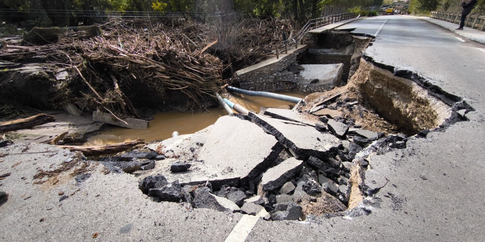 la-dana-dana-diversas-carreteras-de-granada-y-malaga-algunas-de-ellas-cortadas-al-trafico