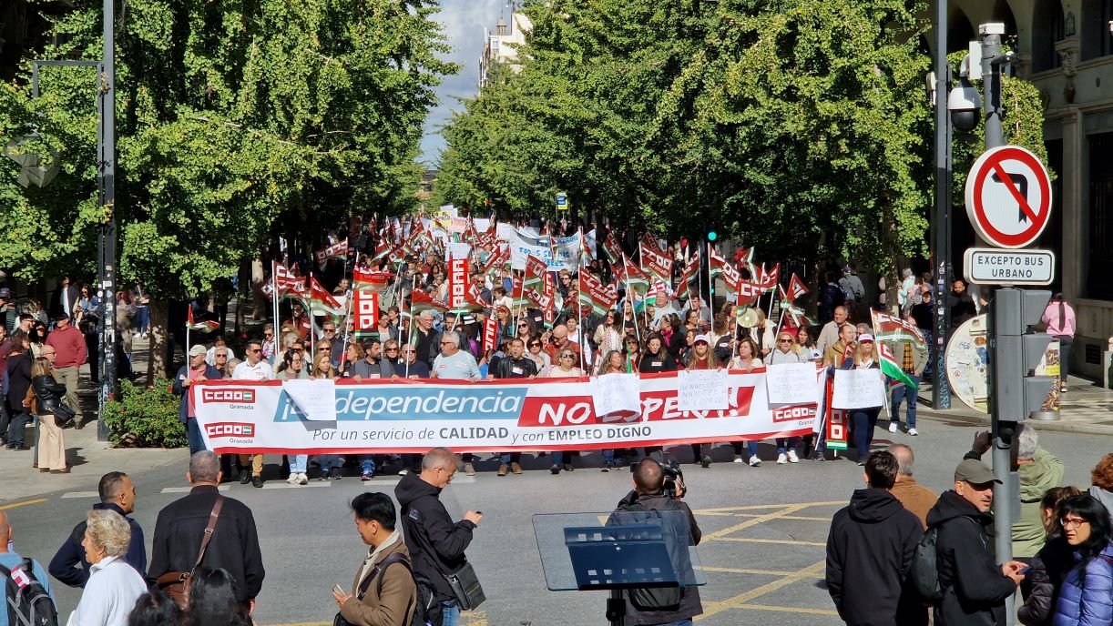 2-000-personas-se-movilizan-en-granada-reivindicando-la-dependencia-como-un-derecho-y-no-como-un-negocio-o-un-acto-de-caridad