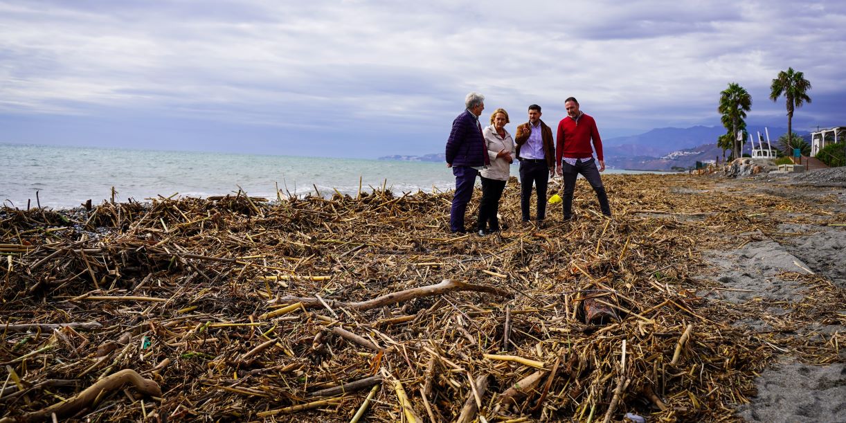 motril-el-ayuntamiento-acomete-una-actuacion-de-limpieza-en-las-playas-por-los-efectos-de-la-dana