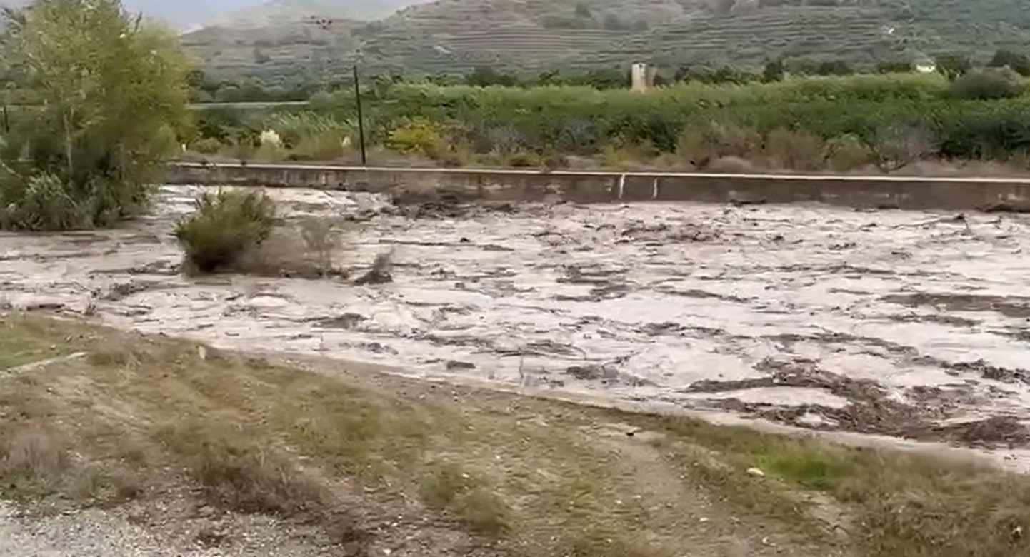 salobrena-el-rio-guadalfeo-llego-hoy-alcanzar-su-maximo-nivel-de-agua-y-lodo-a-lo-largo-de-su-cauce