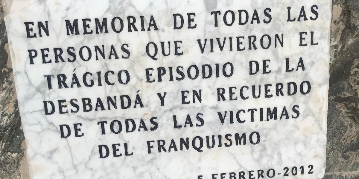 iu-de-almunecar-agradece-la-restauracion-de-la-placa-de-la-desbanda-y-llama-al-respeto-democratico