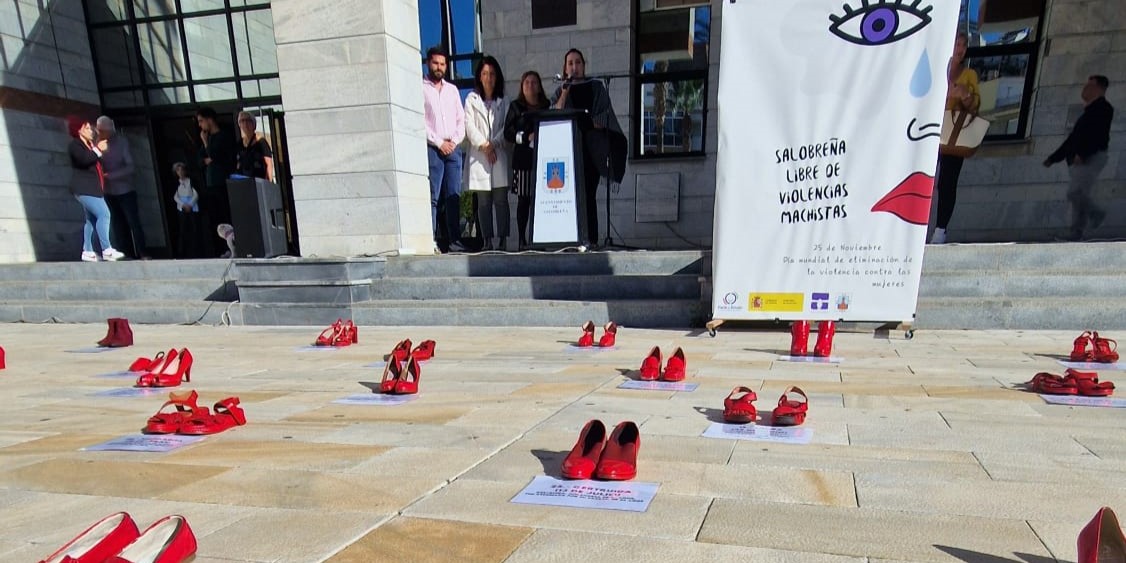 salobrena-muestra-su-rechazo-a-la-violencia-de-genero-con-una-lectura-continuada-en-la-plaza-del-ayuntamiento