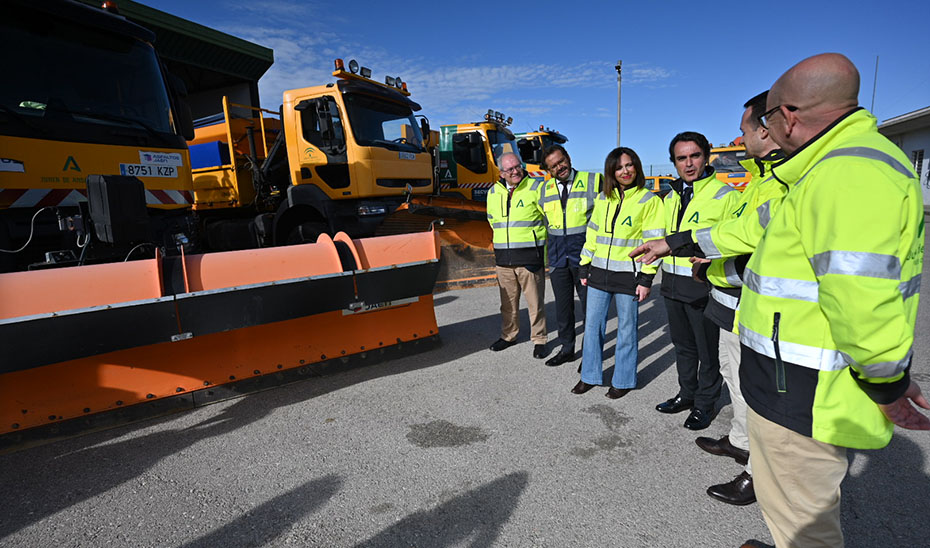 la-junta-de-andalucia-ha-desplegado-mas-de-500-efectivos-y-148-vehiculos-para-velar-por-el-buen-estado-de-las-carreteras-que-pueden-verse-afectadas-por-la-nieve