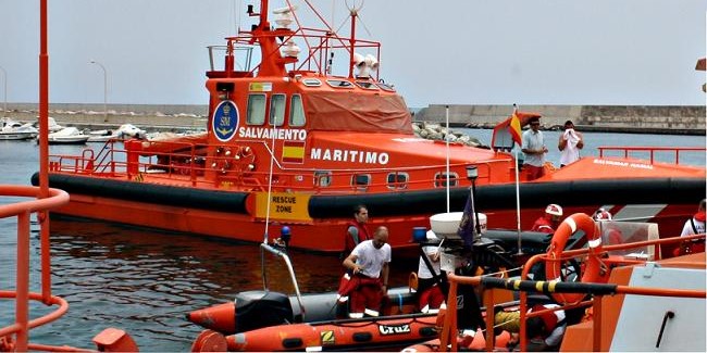 motril-rescatadas-6-hombres-y-una-mujer-a-bordo-de-una-patera