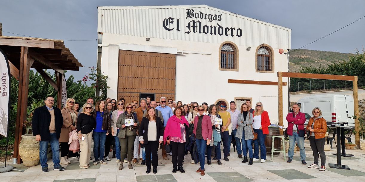 un-grupo-de-agencias-de-viajes-visita-la-bodega-de-ron-mondero-de-salobrena