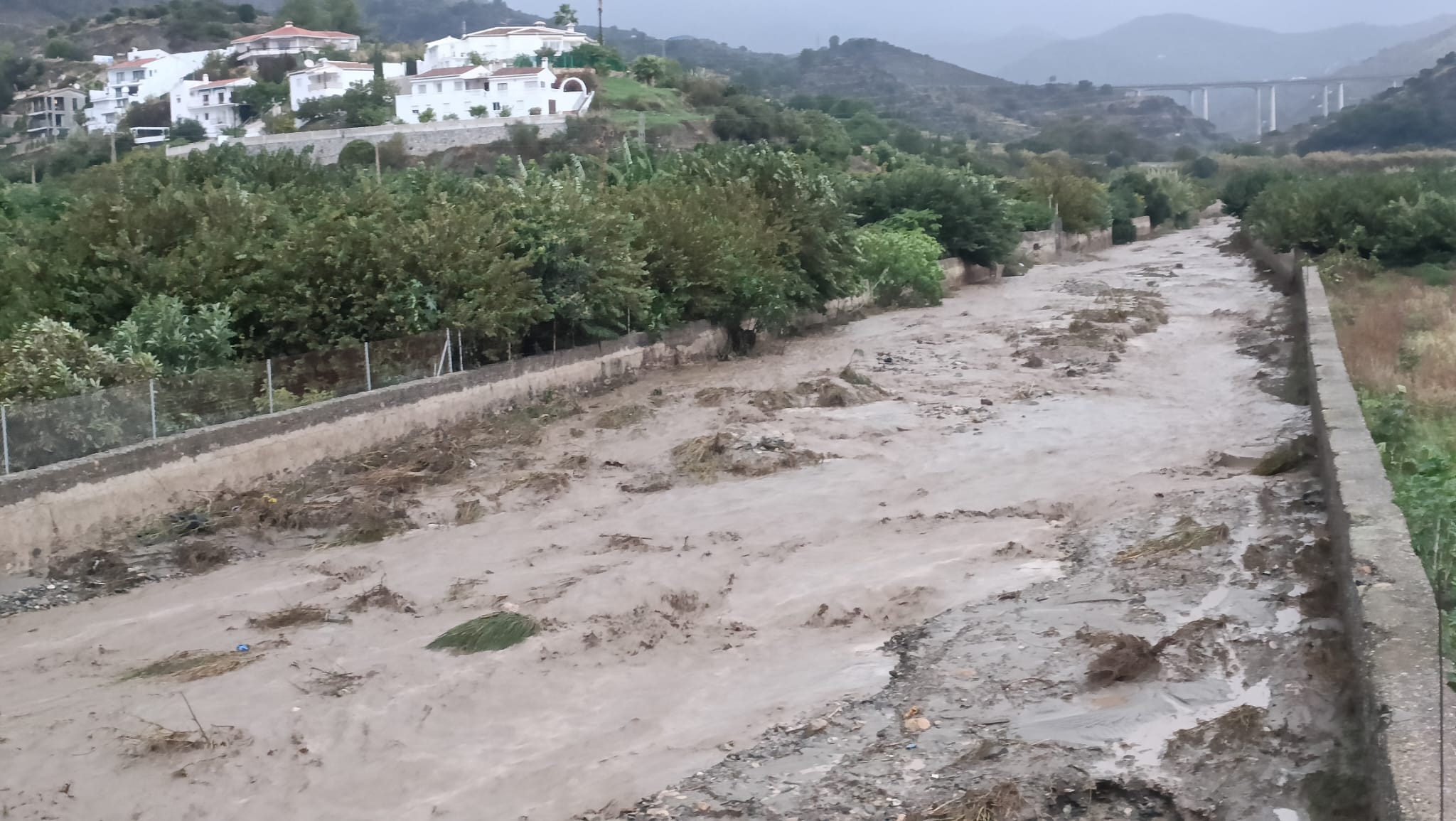 dos-trombas-de-agua-caen-en-almunecar-en-30-minutos-llovio-18-litros-metro-cuadrado-los-rios-discurren-llenos-de-lodo-y-agua