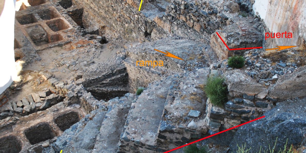 arqueologos-descubren-en-almunecar-una-puerta-taifa-del-siglo-xi-construida-con-restos-romanos-en-el-parque-el-majuelo