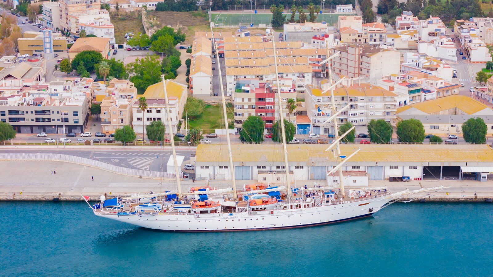 el-royal-clipper-el-velero-crucero-mas-grande-del-mundo-deslumbra-en-su-llegada-al-puerto-de-motril