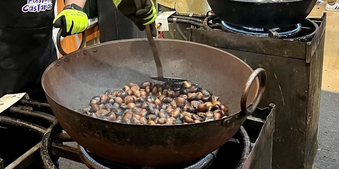 otura-reparte-mas-de-300-kilos-de-castanas-asadas-en-su-tradicional-fiesta-de-las-castanas