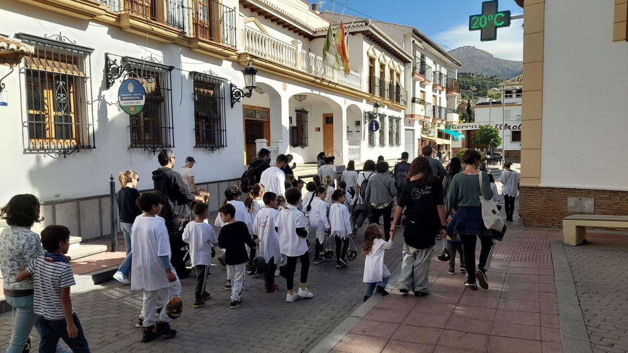 los-escolares-de-monachil-celebran-el-dia-de-las-animas-con-un-pasacalles-de-luces-de-otono