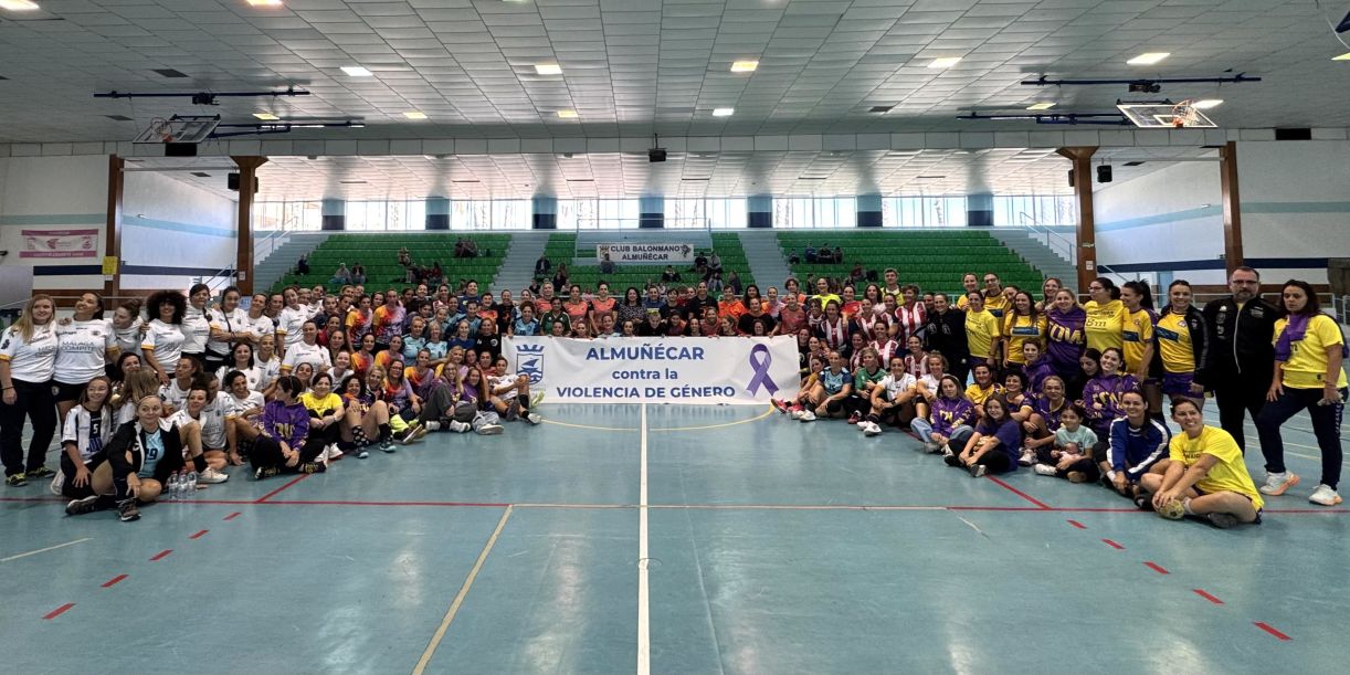 la-liga-andaluza-de-veteranas-de-balonmano-se-suma-en-almunecar-a-los-actos-del-dia-internacional-para-la-eliminacion-de-la-violencia-contra-la-mujer