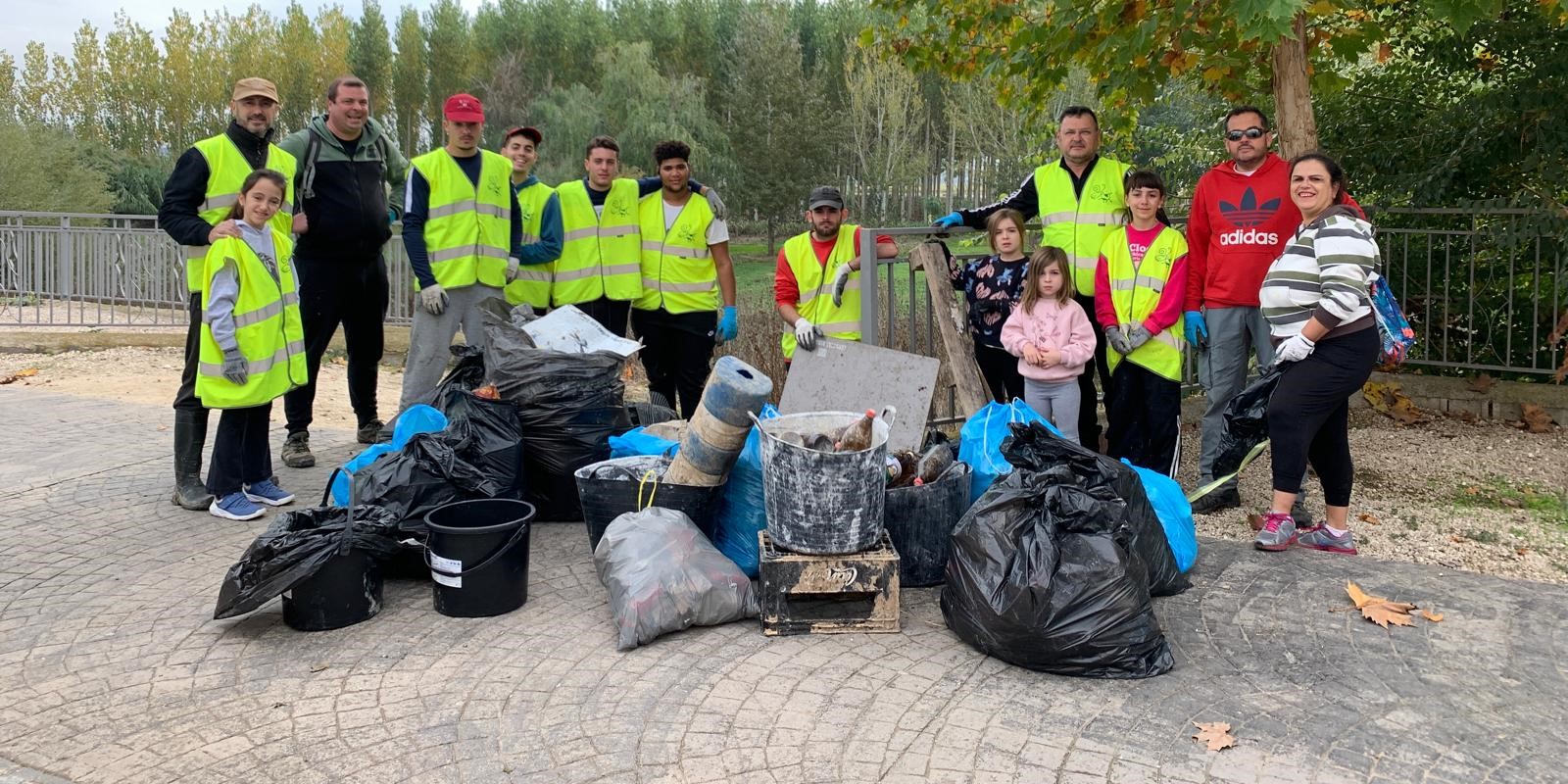 los-vecinos-de-huetor-tajar-participan-en-una-jornada-de-limpieza-en-la-ribera-del-rio-genil