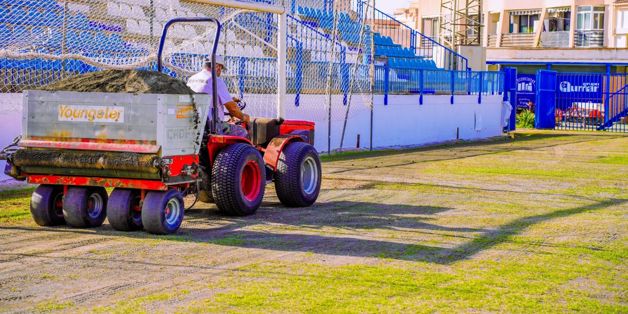 motril-el-ayuntamiento-acomete-la-resiembra-completa-del-estadio-municipal-escribano-castilla