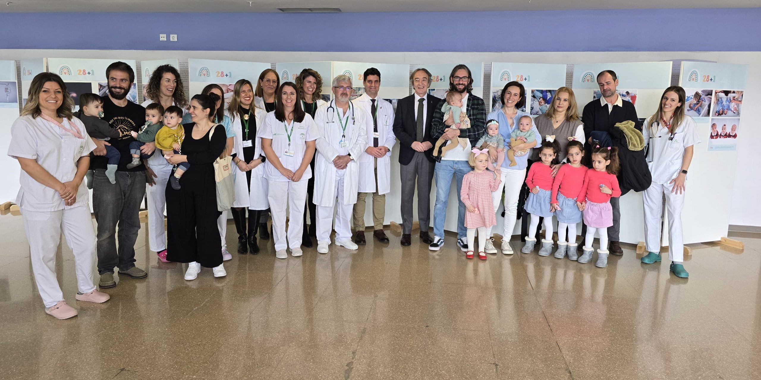 el-clinico-san-cecilio-celebra-el-dia-mundial-de-la-prematuridad-con-la-exposicion-fotografica-281-y-familias-de-trillizos-atendidos-en-su-unidad-neonatal