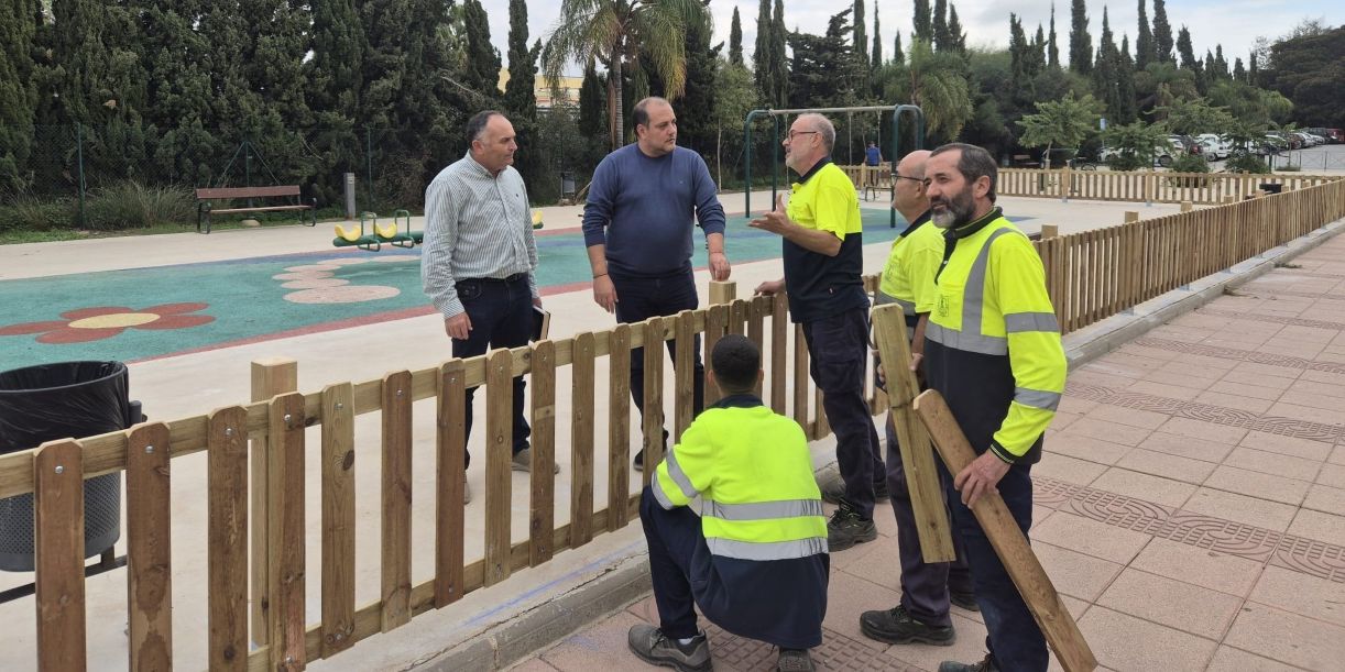 salobrena-las-areas-de-juego-de-los-parques-se-dotaran-vallas-de-madera-para-garantizar-la-seguridad-de-los-pequenos