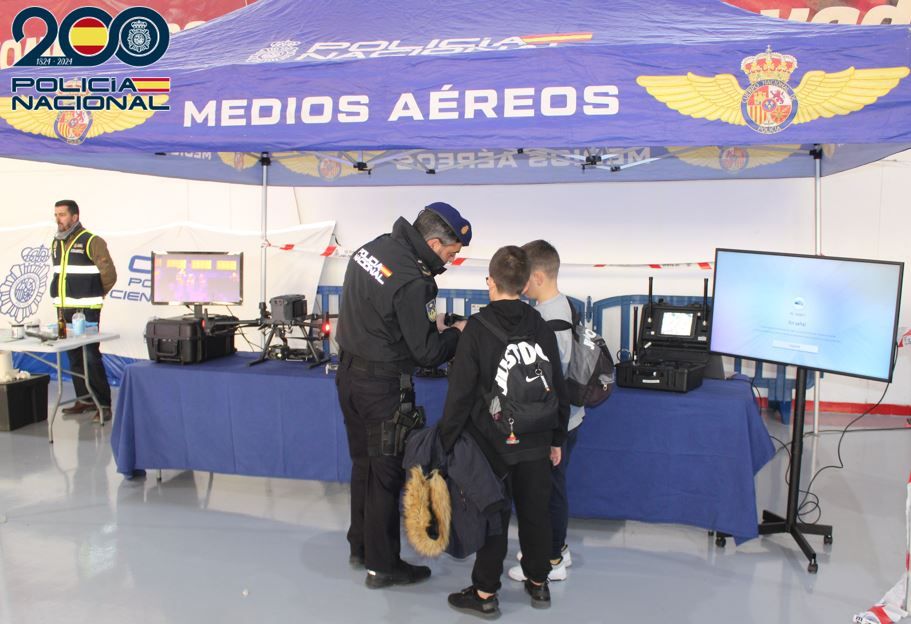 la-policia-nacional-exhibe-al-publico-infantil-medios-policiales-en-juveandalus