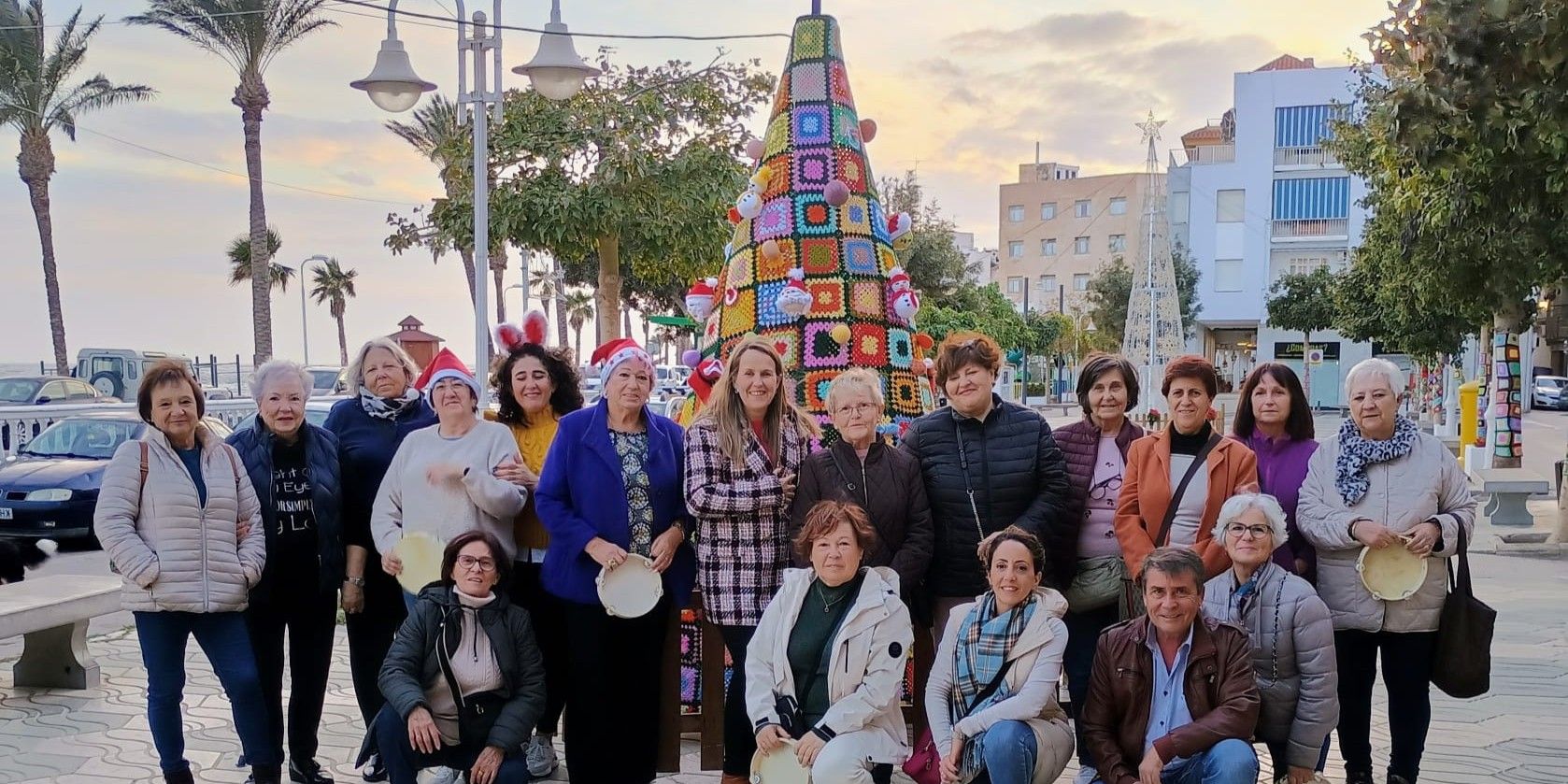 2-500-horas-de-ganchillo-el-arbol-de-navidad-mas-especial-ya-luce-en-castell-de-ferro