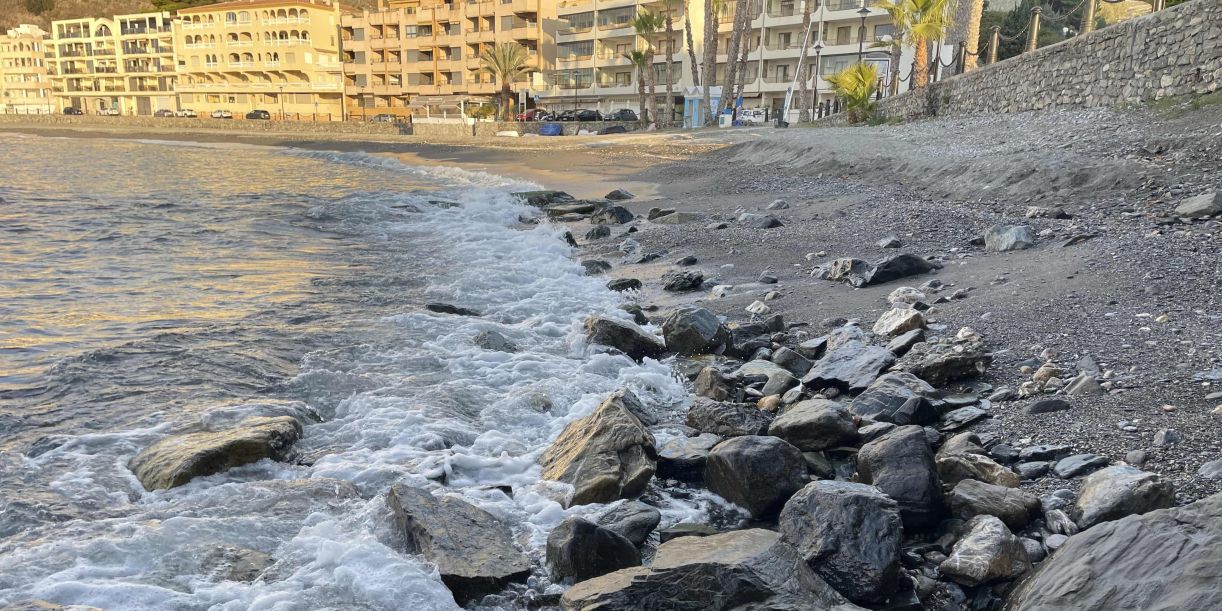 almunecar-el-temporal-dilapida-los-300-000e-malgastados-por-el-ejecutivo-central-en-la-playa-de-cotobro