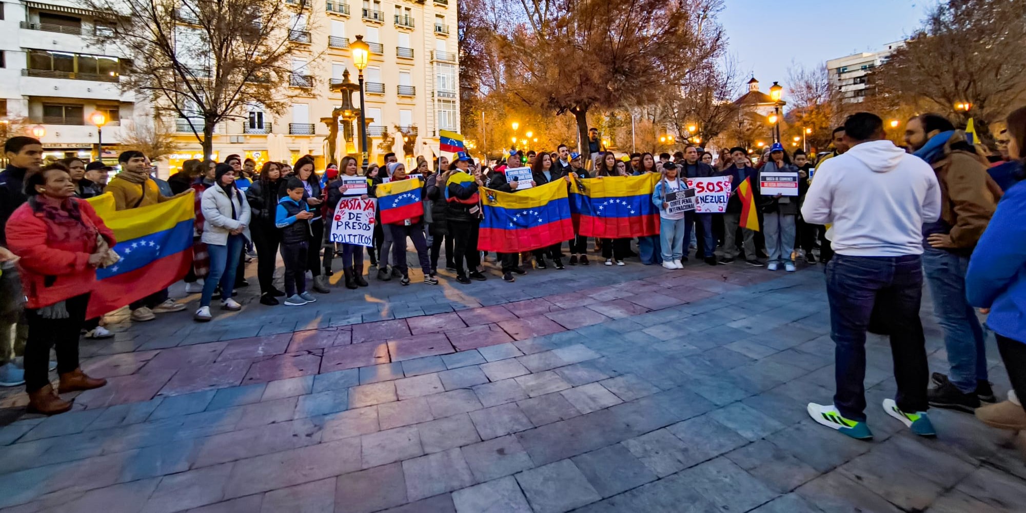 granada-manifestacion-en-contra-de-nicolas-maduro-y-en-favor-de-edmundo-gonzalez-urrutia