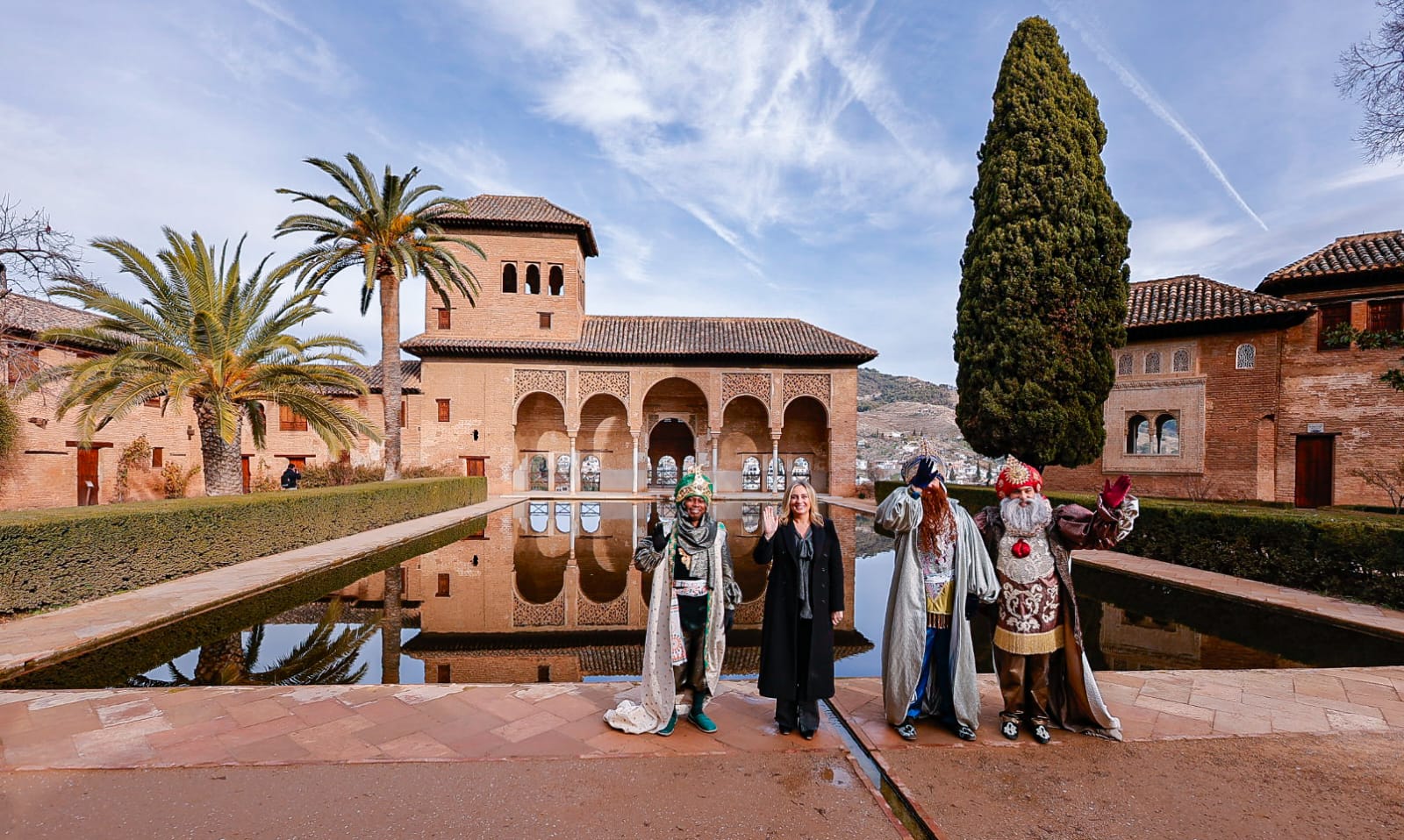 los-reyes-magos-por-primera-vez-han-hecho-ya-su-entrada-a-la-ciudad-de-granada-por-la-alhambra-que-a-partir-de-las-1630-horas-repartiran-16-toneladas-de-caramelos