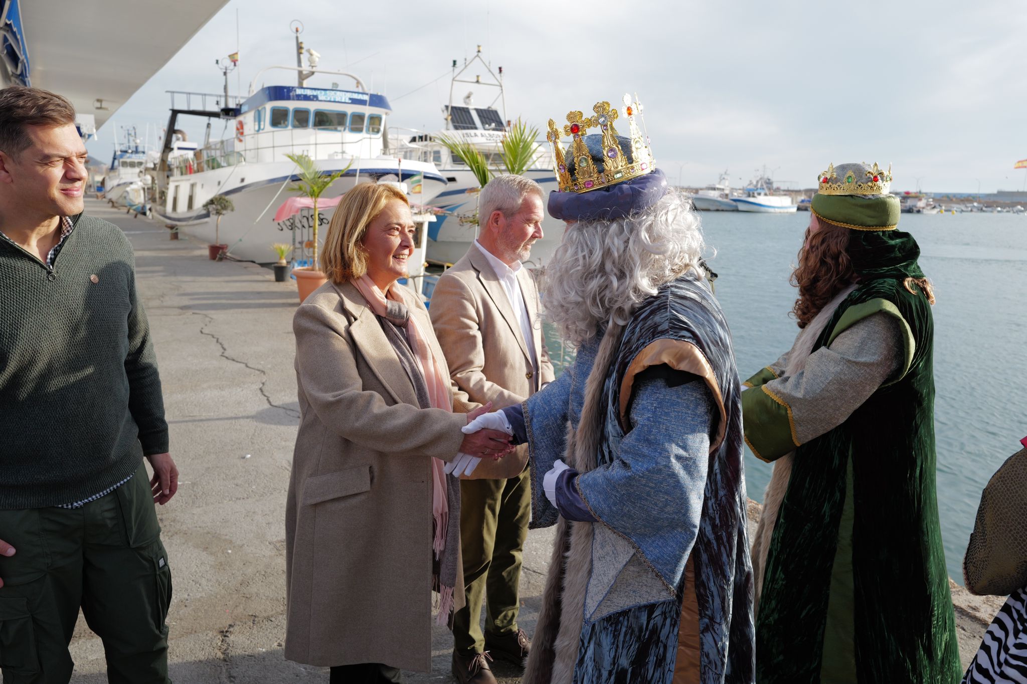 motril-los-reyes-magos-llegaron-por-mar-al-puerto-pesquero-siendo-recibidos-por-la-alcaldesa-y-equipo-de-gobierno