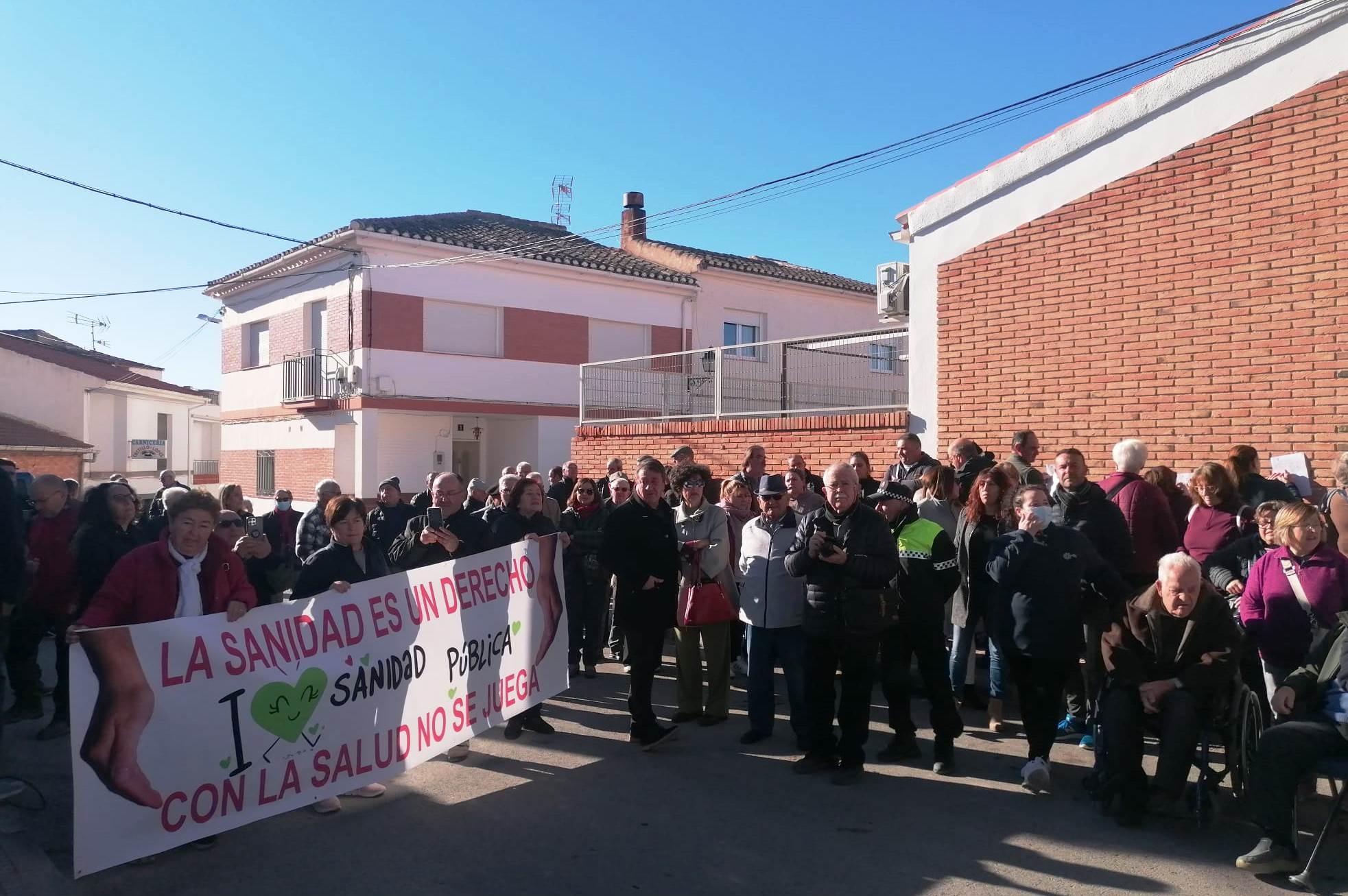 Protesta en Castilléjar por la falta de médicos y la deteriorada ...
