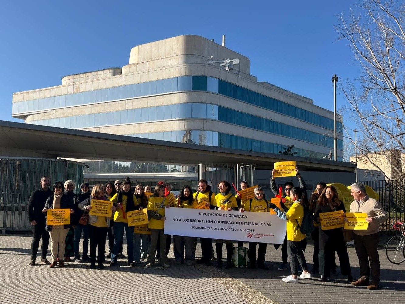 la-congra-se-concentra-ante-la-diputacion-de-granada-tras-la-anulacion-de-la-ayuda-en-cooperacion-y-educacion-al-desarrollo