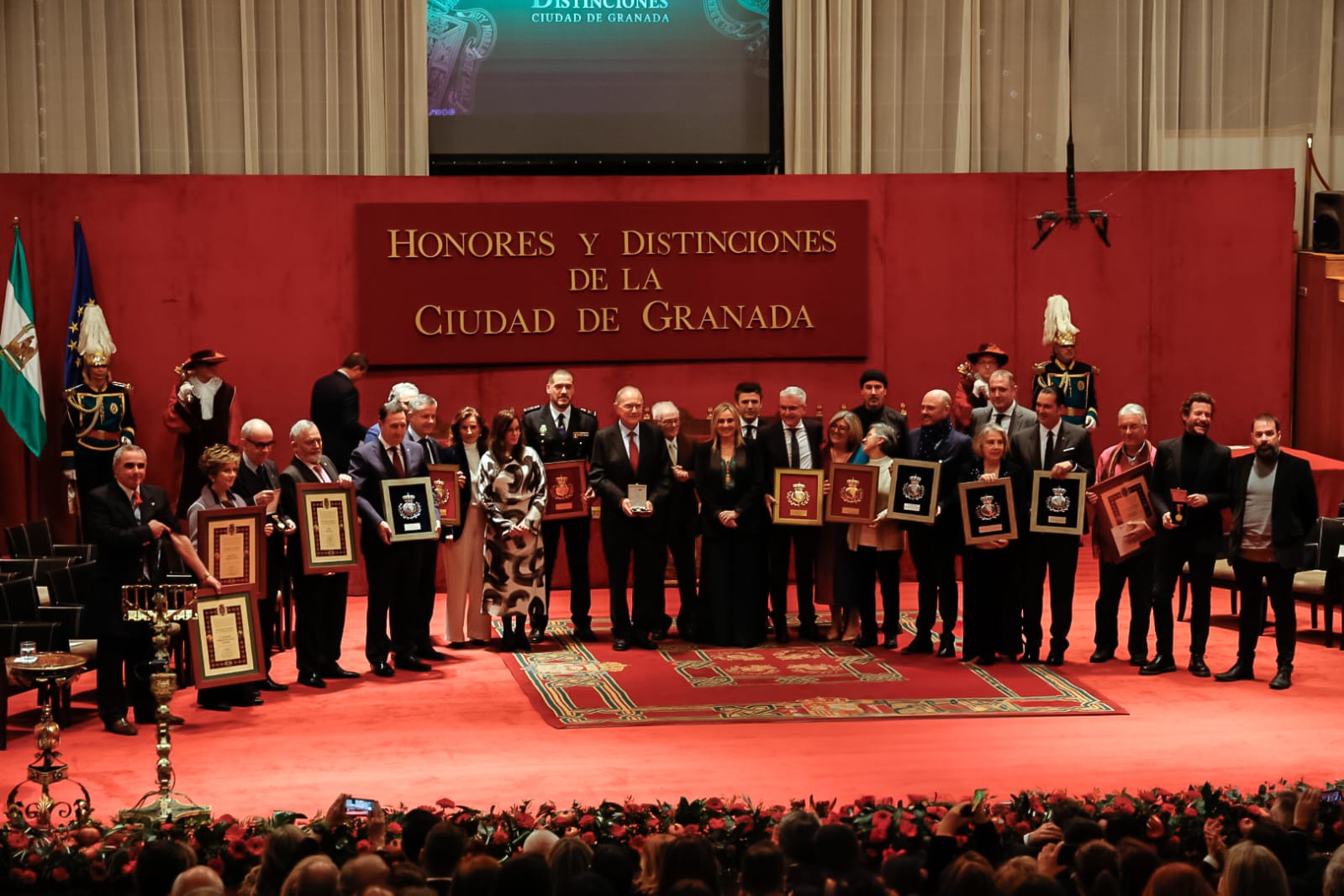 granada-celebra-sus-heroes-locales-con-un-emotivo-acto-de-distinciones-honorificas