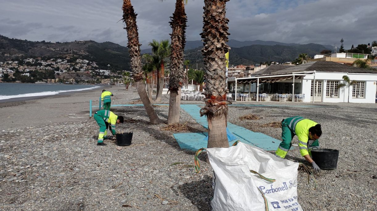 los-servicios-de-limpieza-de-almunecar-devuelven-las-playas-a-la-normalidad