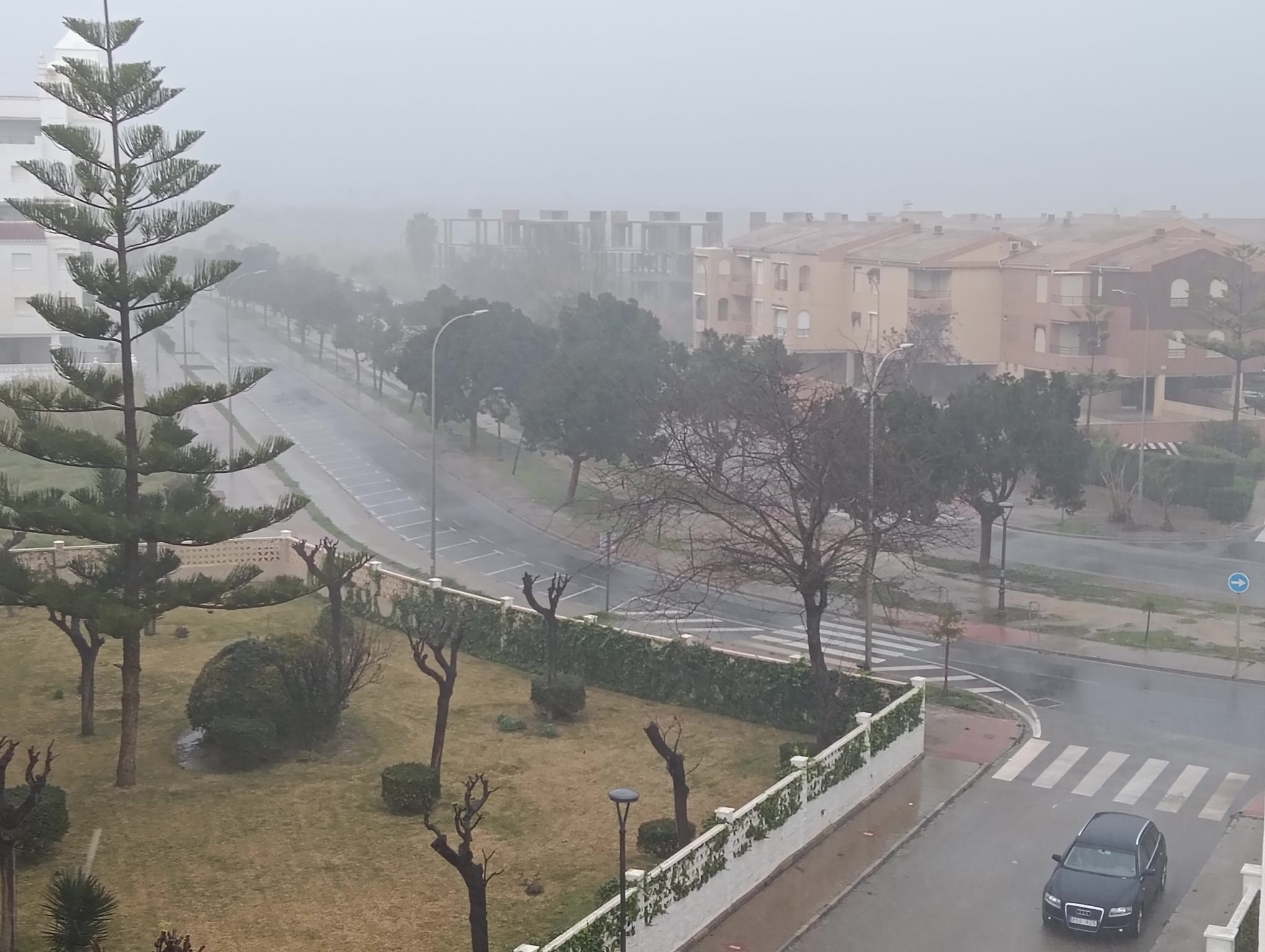 la-lluvia-y-el-viento-preside-el-8m-en-la-costa-tropical