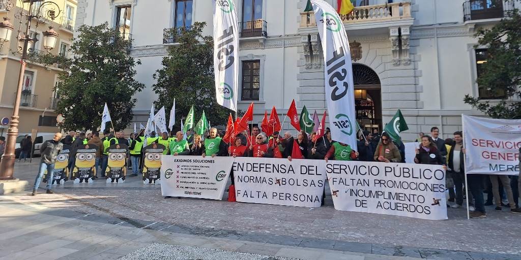 Los trabajadores del Ayuntamiento de Granada se movilizan por la falta ...
