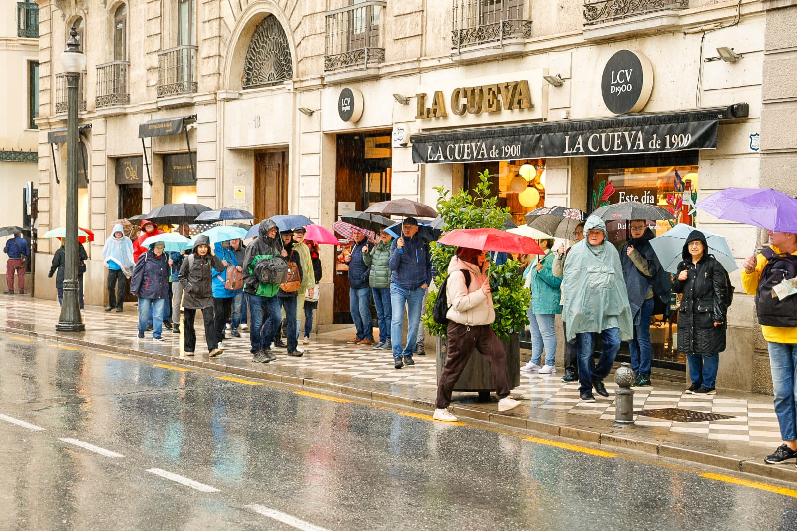 seguira-la-lluvia-en-la-costa-y-cayendo-nieve-en-sierra-nevada-las-temperaturas-suben-por-encima-de-los-21-grados-la-semana-proxima