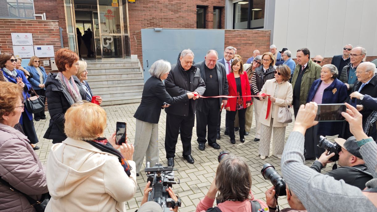 la-bendicion-del-arzobispo-marca-el-inicio-de-una-nueva-etapa-para-caritas-diocesana-de-granada-con-todos-sus-servicios-unificados-en-una-misma-sede