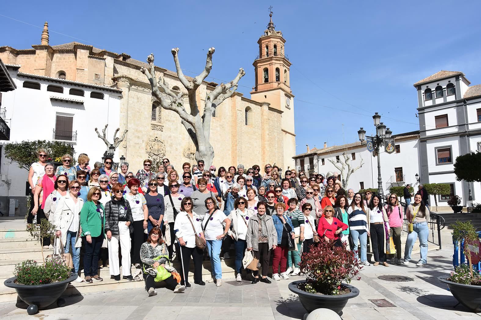 un-centenar-de-mujeres-realiza-una-visita-institucional-a-baza