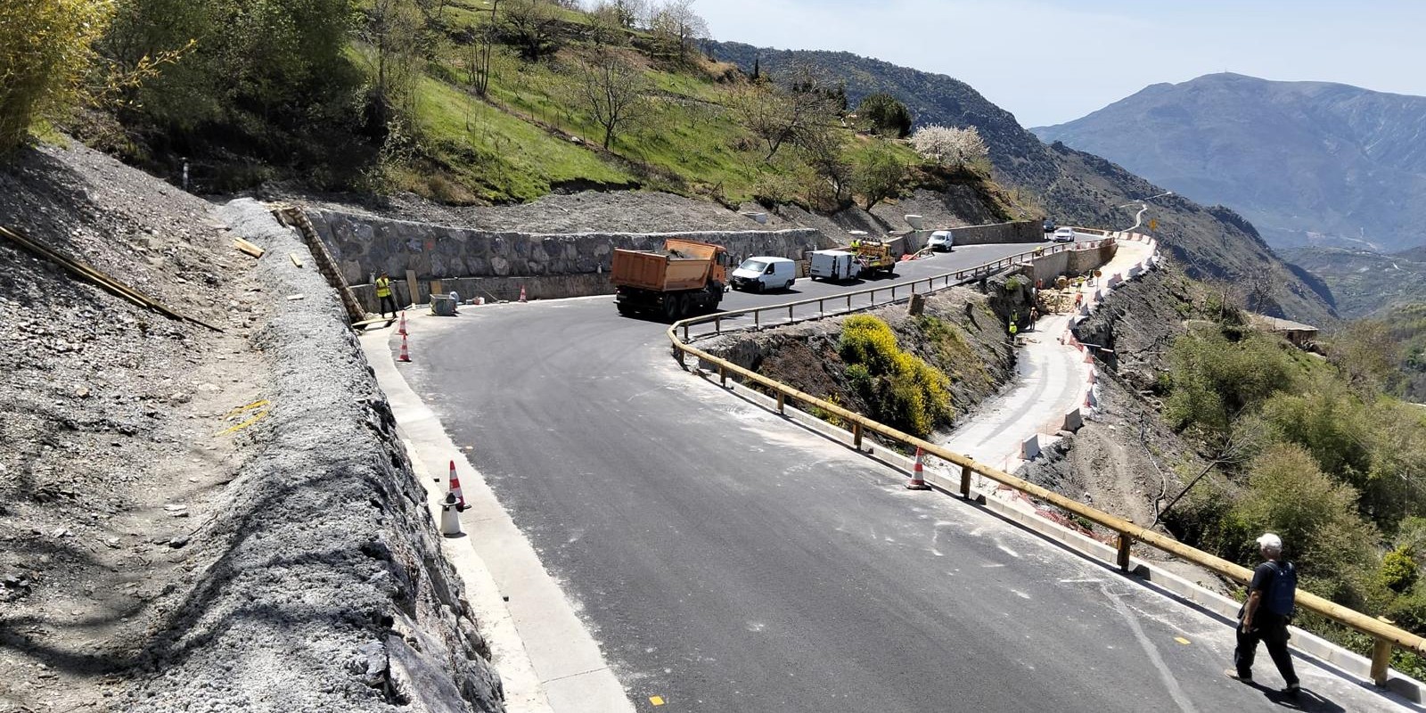 la-junta-finaliza-las-obras-de-la-carretera-de-acceso-a-capileira-tras-una-inversion-de-43-millones