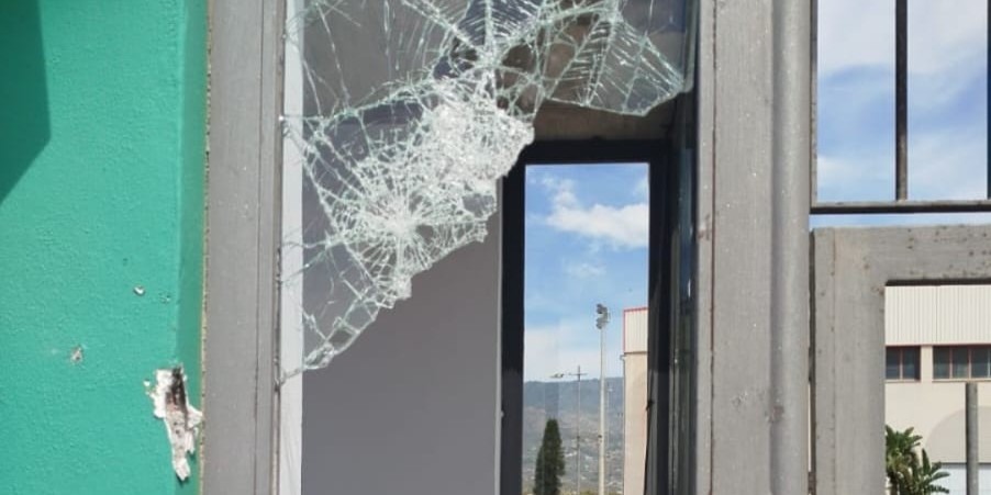 salobrena-condena-los-actos-vandalicos-en-el-polideportivo-municipal-y-refuerza-la-vigilancia-para-identificar-a-los-responsables