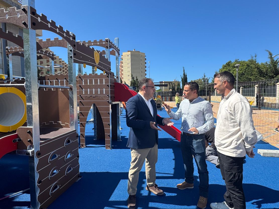 finalizan-las-mejoras-y-la-instalacion-de-nuevos-columpios-en-el-parque-rio-verde-de-almunecar