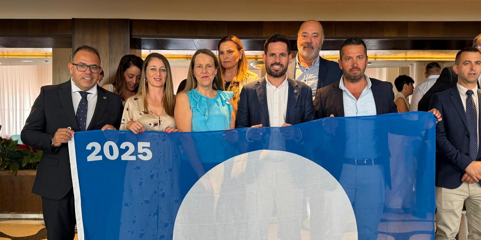 el-alcalde-de-almunecar-recoge-las-banderas-azules-que-luciran-en-las-playas-sexitanas-este-verano