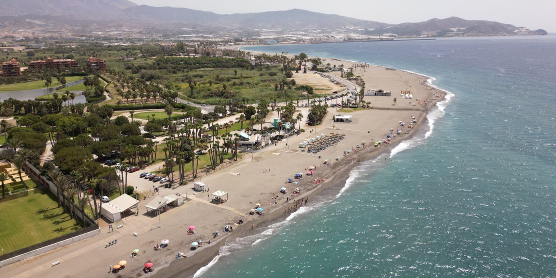 playa-granada-vuelve-a-ondear-la-bandera-azul-y-consolida-a-motril-como-referente-del-turismo-costero-sostenible