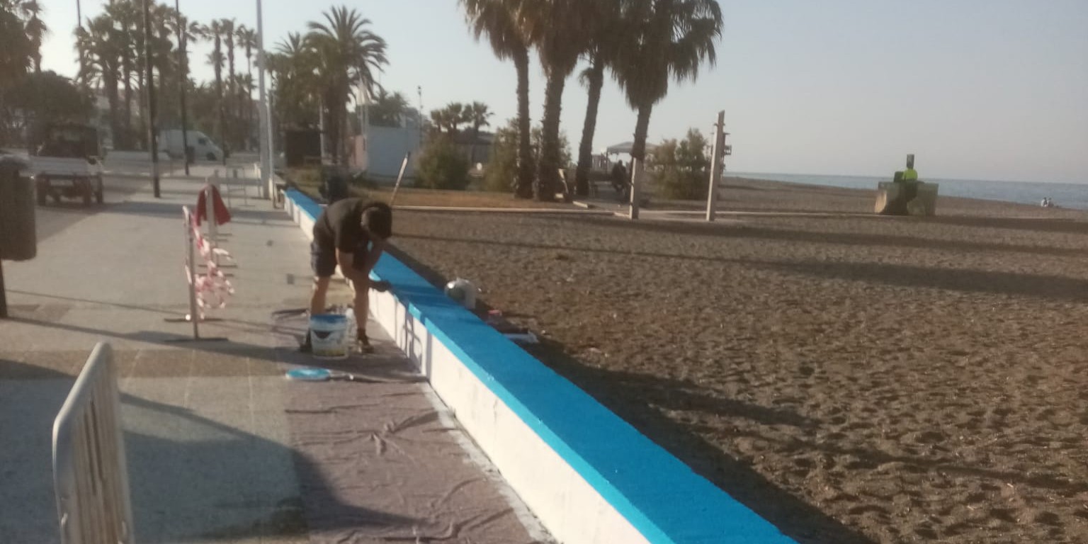 el-muro-del-paseo-maritimo-de-salobrena-renueva-su-imagen
