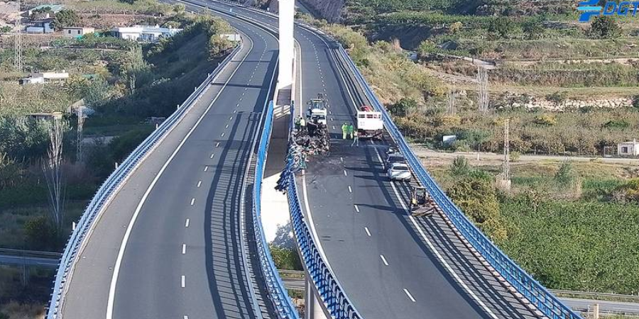 la-a-7-permanece-cortada-en-salobrena-por-la-retirada-de-los-restos-del-camion-incendiado