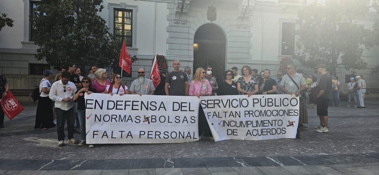 la-plantilla-de-servicios-generales-del-ayuntamiento-de-granada-se-vuelve-a-concentrar-exigiendo-medidas-en-materia-de-personal
