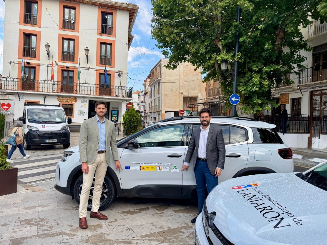 lanjaron-incorpora-cuatro-vehiculos-hibridos-y-electricos-a-su-flota-municipal-gracias-al-plan-de-sostenibilidad-turistica-en-destino-de-la-ue