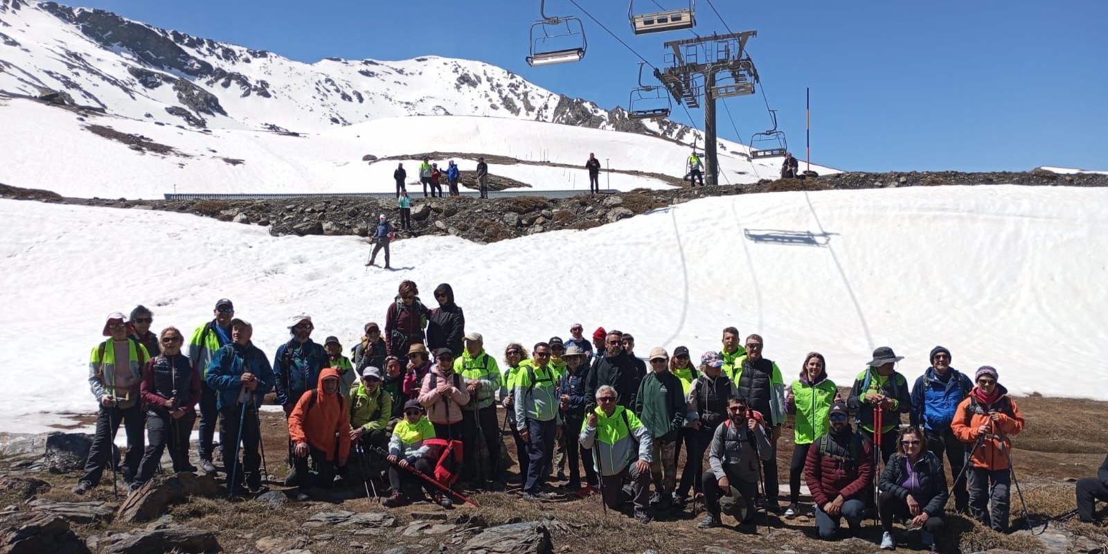 almunecar-lleva-a-64-senderistas-a-una-ruta-por-el-deshielo-en-sierra-nevada