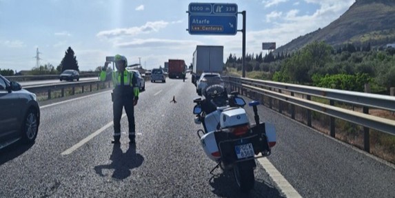 la-guardia-civil-detiene-a-un-camionero-tras-huir-a-139-km-h-por-la-a-92-y-provocar-un-accidente-en-su-huida